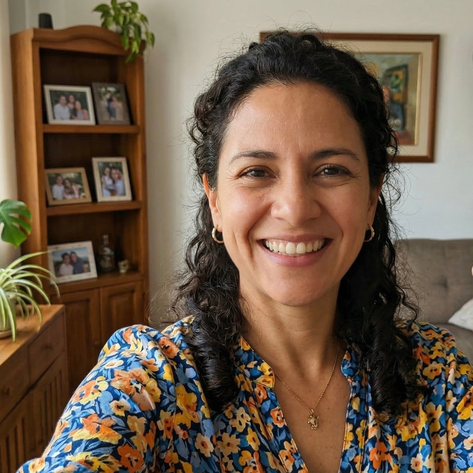 files/Hola_deseo_que_simules_la_selfie_de_una_mama_colom_delpmaspu.jpg
